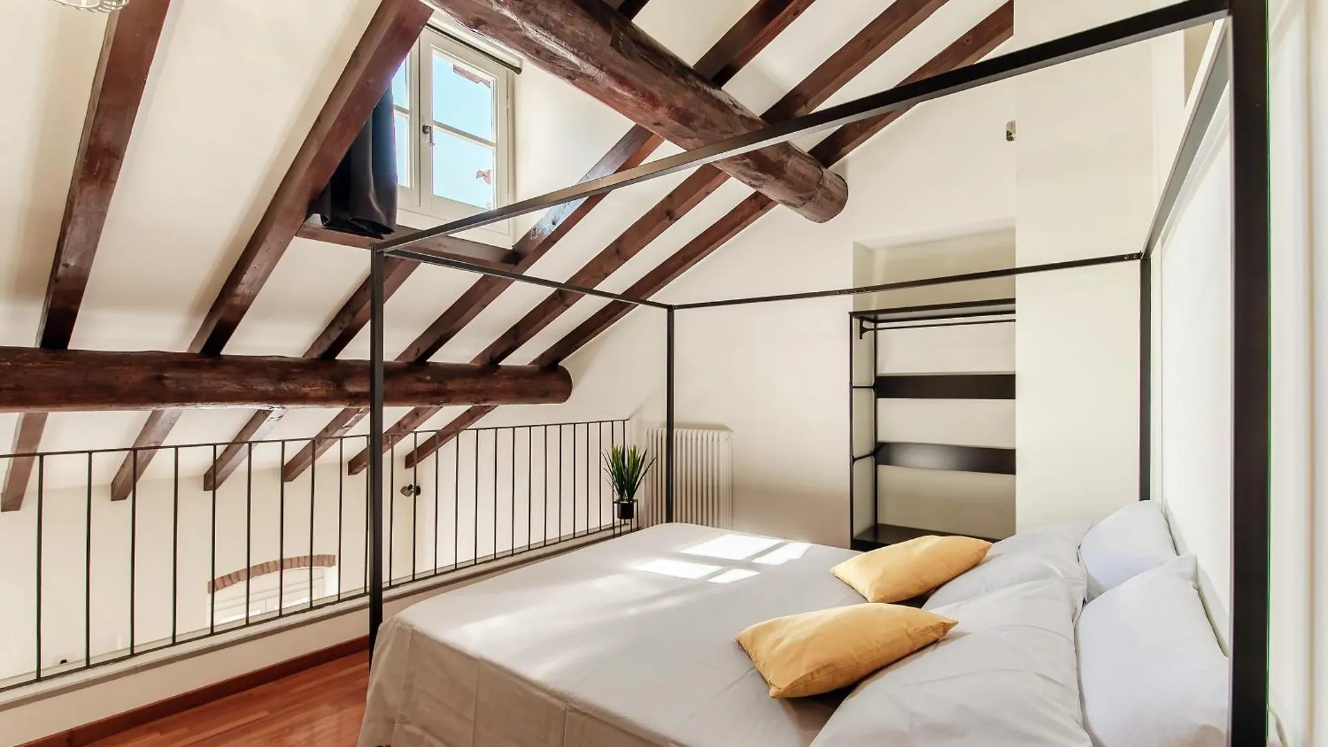 Ortensia Apartment - House Of Travelers Como Włochy